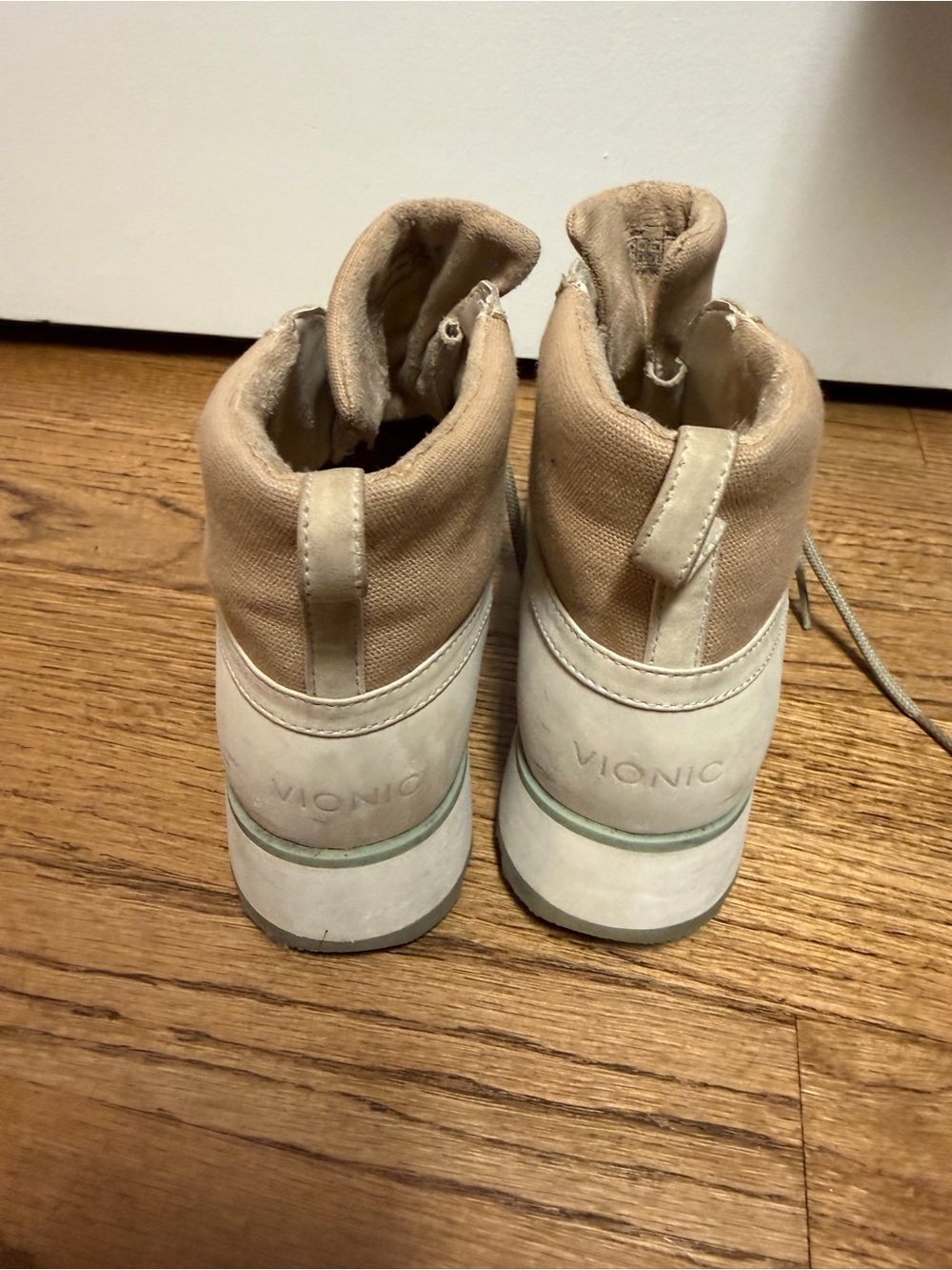 Vionic Women's Tan and White Lace-Up Winter Boots - Picture 4 of 5